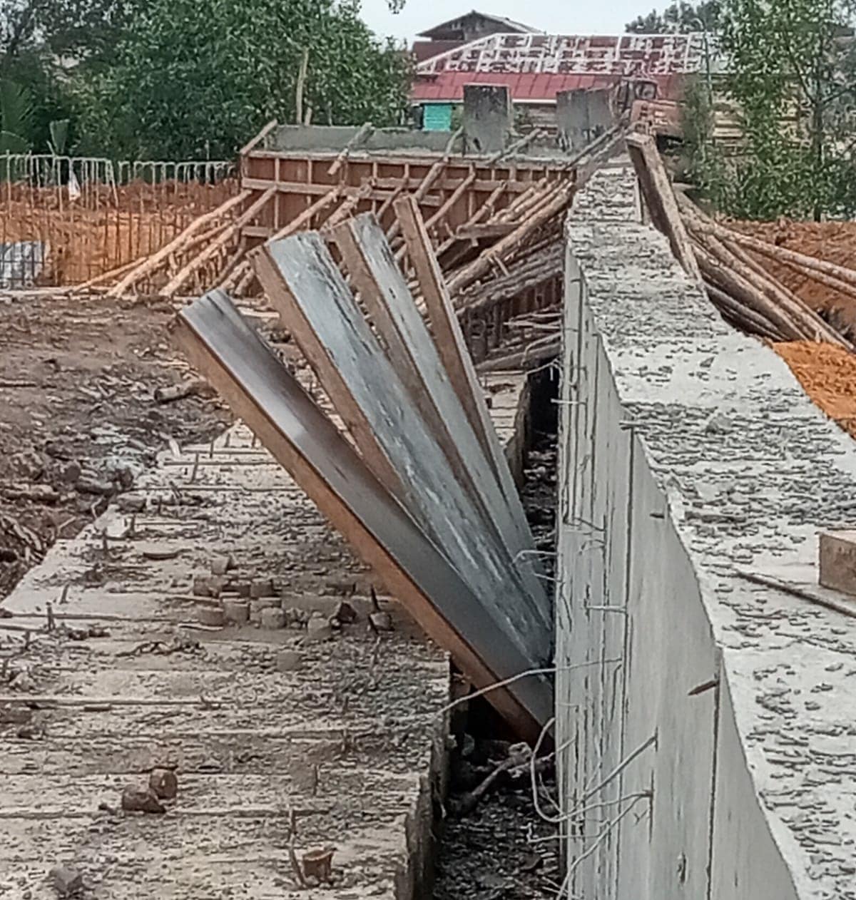 Foto : Tanggul sungai Dumai sedang tahap pengerjaan.