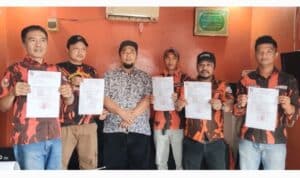 Foto : Ketua PAC Pemuda Pancasila Dumai Kota Asnur Memori (tengah) bersama 5 Ketua Pimpinan Ranting se-Kecamatan Dumai Kota.