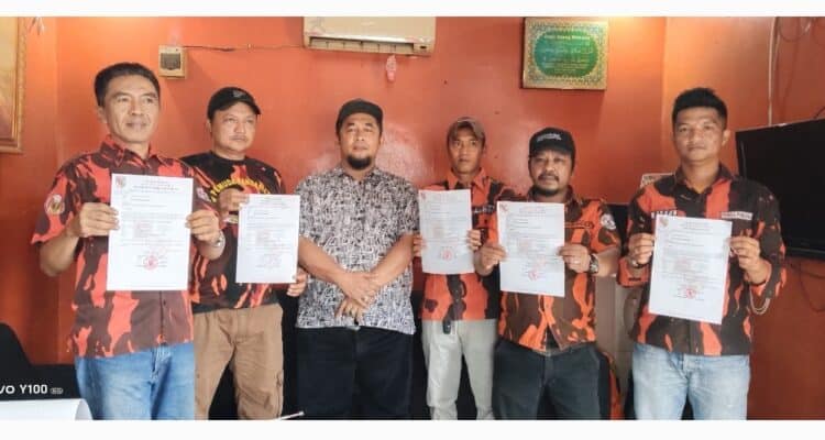 IMG_20251225_074135 Foto : Ketua PAC Pemuda Pancasila Dumai Kota Asnur Memori (tengah) bersama 5 Ketua Pimpinan Ranting se-Kecamatan Dumai Kota.