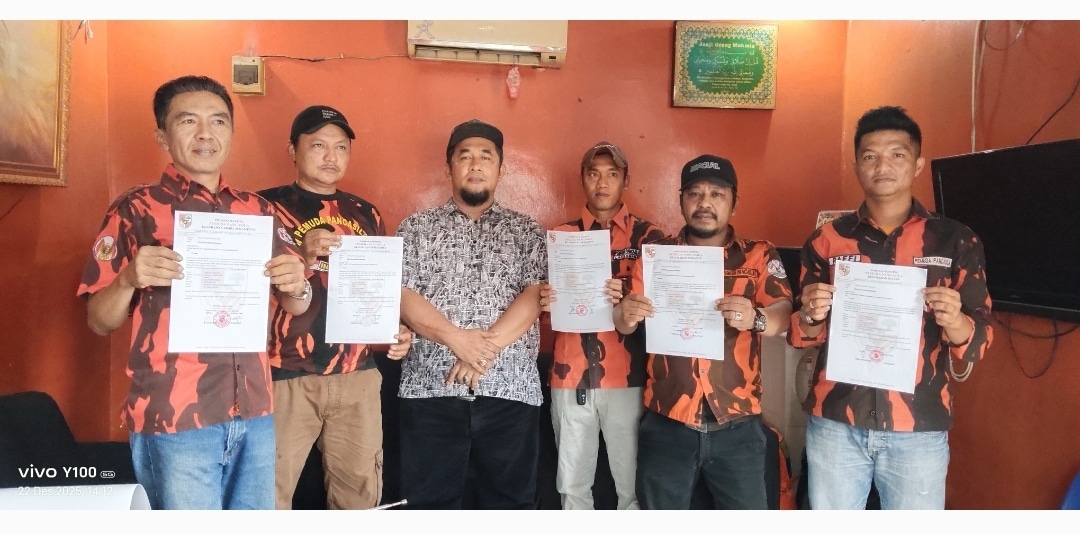 Foto : Ketua PAC Pemuda Pancasila Dumai Kota Asnur Memori (tengah) bersama 5 Ketua Pimpinan Ranting se-Kecamatan Dumai Kota.