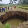 Foto : Lubang besar akibat amblasan tanah (sinkhole) muncul di area persawahan Pombatan, Jorong Tepi, Nagari Situjuah Batua, Kabupaten Limapuluh Kota, Sumatera Barat.